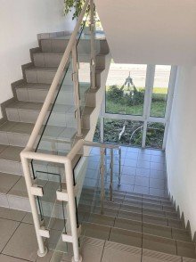 Treppenhaus Dienstleistungszentrum rund ums Automobil